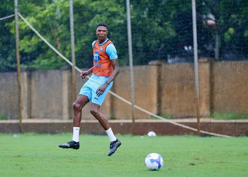 Tiền đạo cắm Kyle Hudlin (2m06) là "ngọn hải đăng" và là vũ khí không chiến hạng nặng trong vòng cấm.