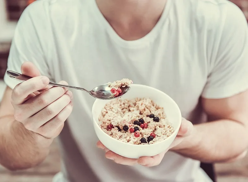 Nên ăn yến mạch trước hay sau bữa chính?