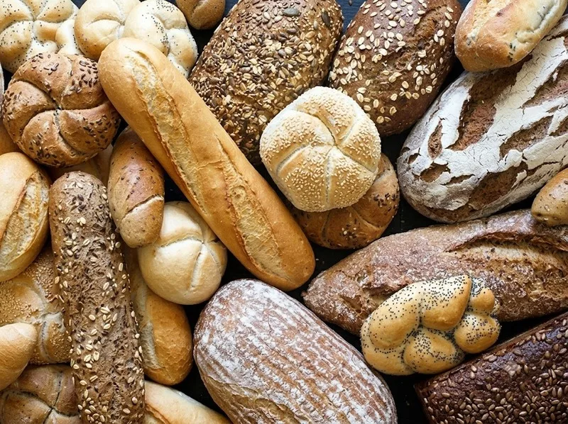 Bánh mì trắng, nguyên cám và bánh có nhân khác nhau về giá trị dinh dưỡng.