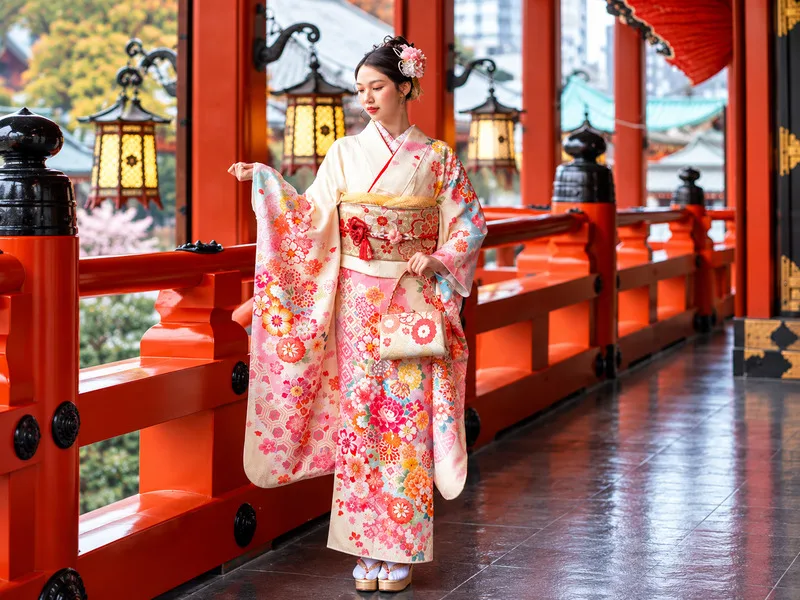 Furisode nổi bật với tay áo dài và họa tiết rực rỡ